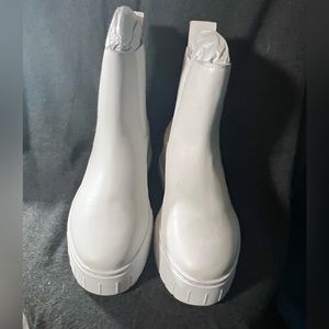 J/SLIDES RILEY white boots (size 10)